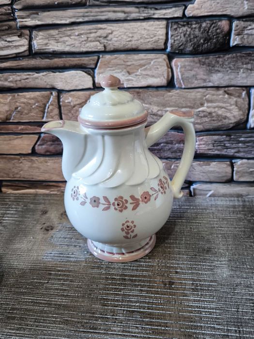 Се от  кана и ваза