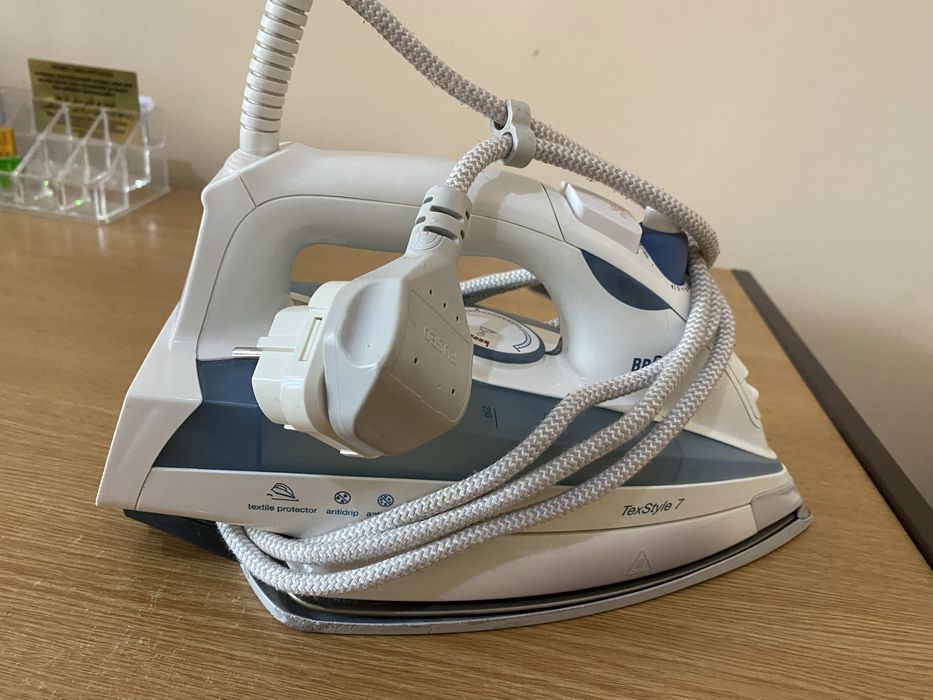 Продается утюг broun