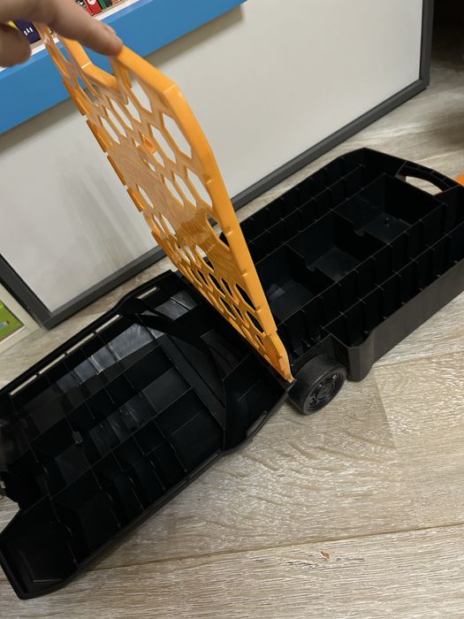 HotWheels куфар за  съхранение и пренасяне на  100 коли