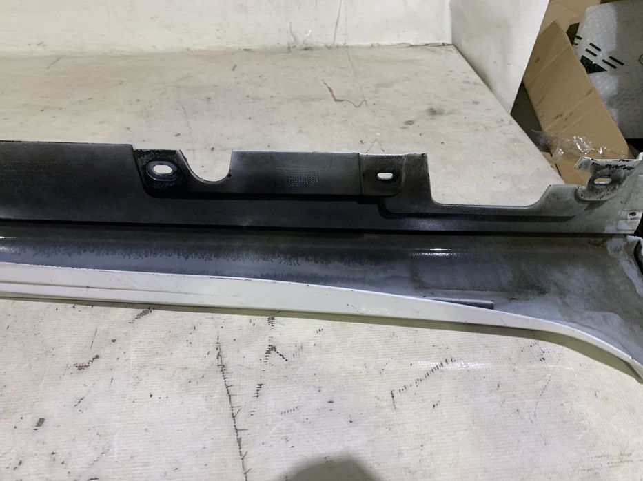 Prag stanga BMW Seria 5, F10, F11, 2010, 2011, 2012, 2013, 2014, 2015, 2016, cod origine OE 51777184773.