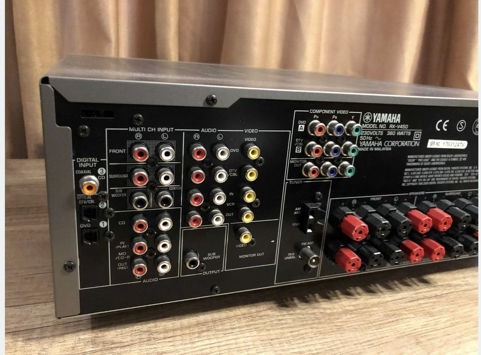 Amplituner Yamaha RX-V450 si Bookshelf Pioneer.