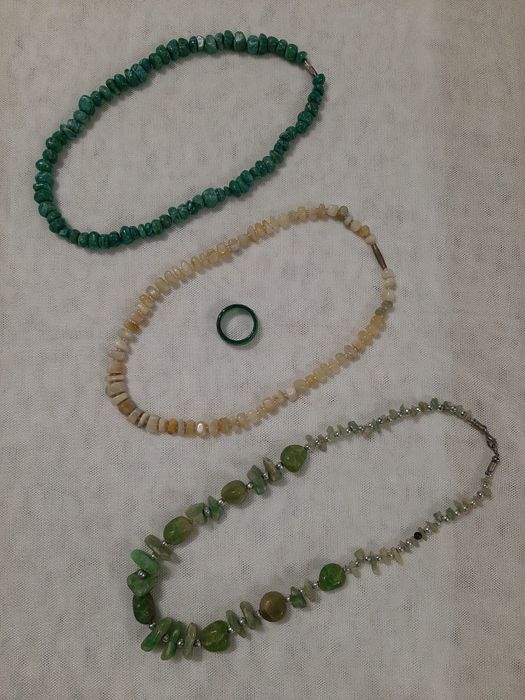 Кольца, бусы из камня