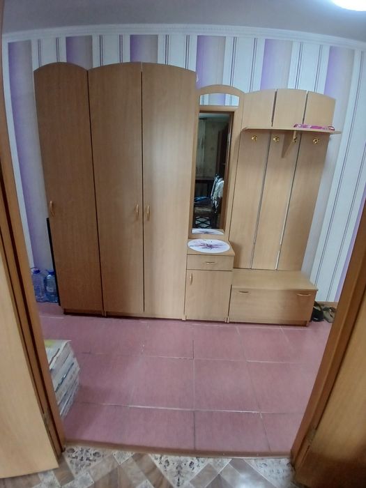 Стенка -горка и прихожая мебель