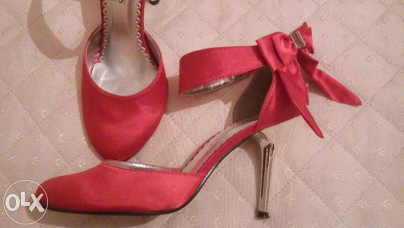 Официални обувки и чанта от червен сатен