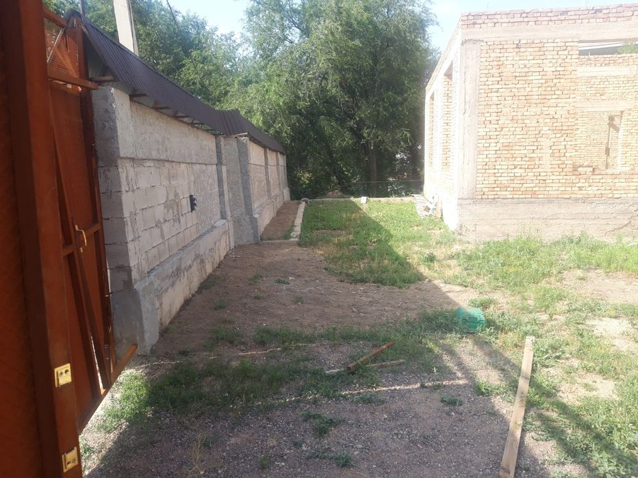 Участок с недостроенным домом