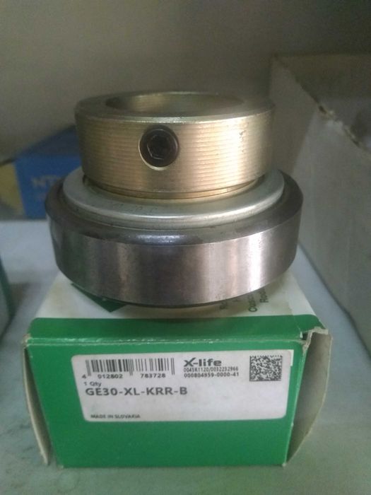 Продават се всички лагери налични от склада на магазин на едро.