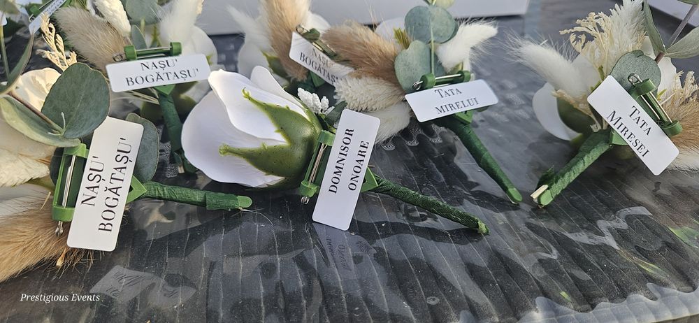 Va oferim buchete,struturi,pahare personalizate,decor mașini