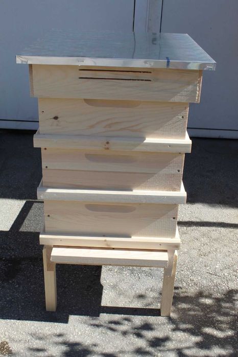 Пчелни кошери и рамки