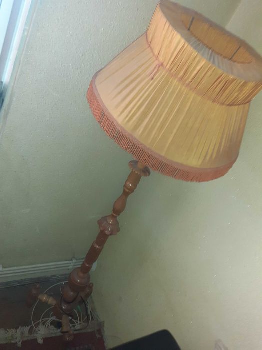 Lampadar cu picior de lemn