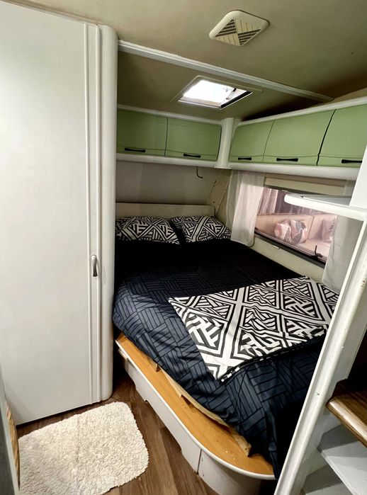 Продава се каравана с дървен навес и веранда на къмпинг „Златна Рибка“