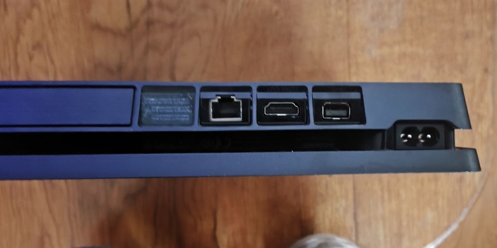 Vând PS4 slim 512 gb