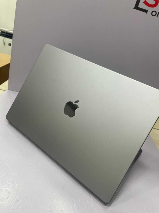 MacBook Pro M2 16-inch  16/512