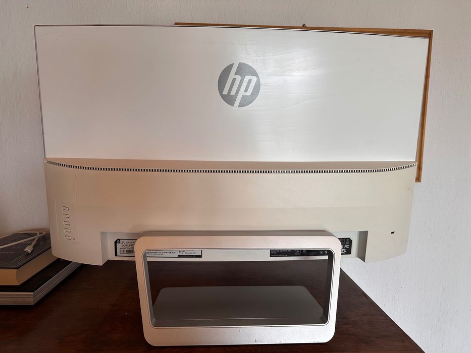 Извит монитор 27" HP 27 Curved Display