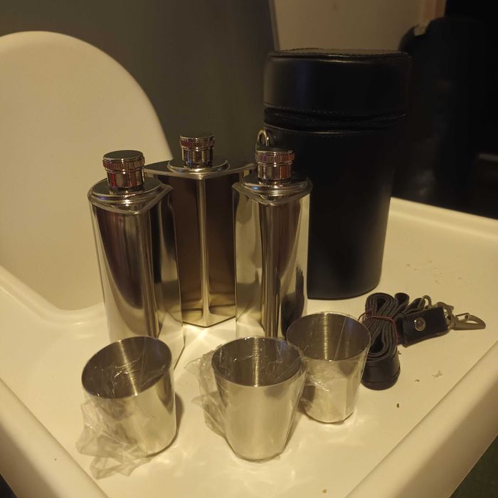 Set 3 sticle INOX, 3 pahare inox si geanta de transport.
