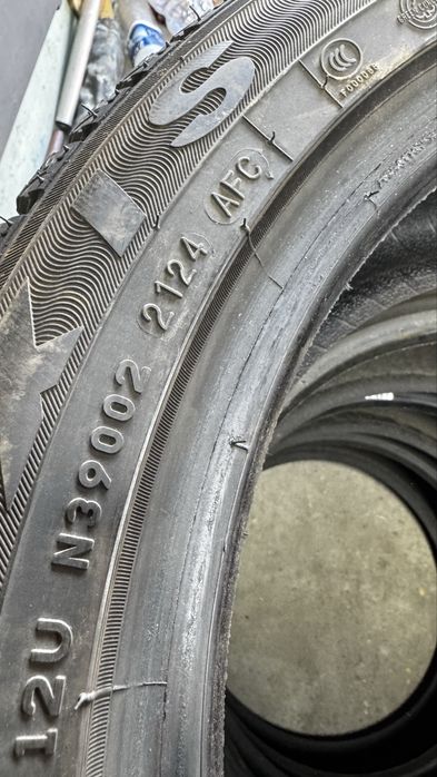 Продам комплект зимней резины 215/50.17