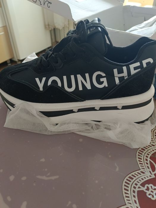 Продать кроссовки