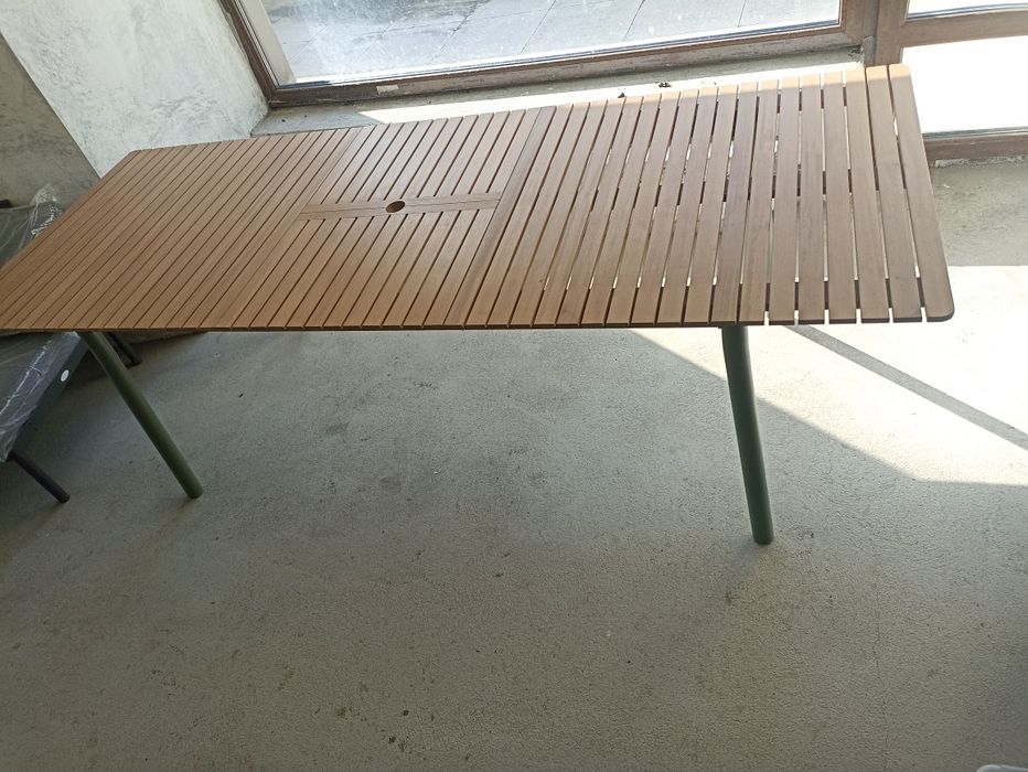 Masa extensibila grădină, cadru aluminiu și blat din material lemnos (șipci lemn), NOUA/stare impecabila.