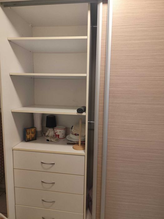 Vand dressing pal alb cu natur, 2 usi glisante ,format 3 partii:  2 laterale cu rafturi si partea din mijloc cu bare pentru umerase