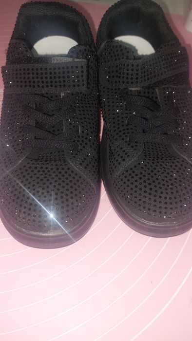 Продам новые кроссовки
