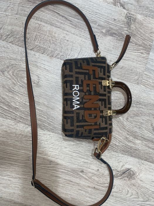 Vând geantă "Fendi Roma"