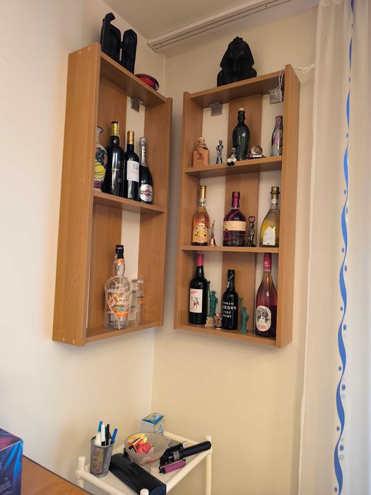 Mobilier bar de colț, realizat la comandă. Ideal pentru living, apartament, casă de vacanță, pensiune sau birou.