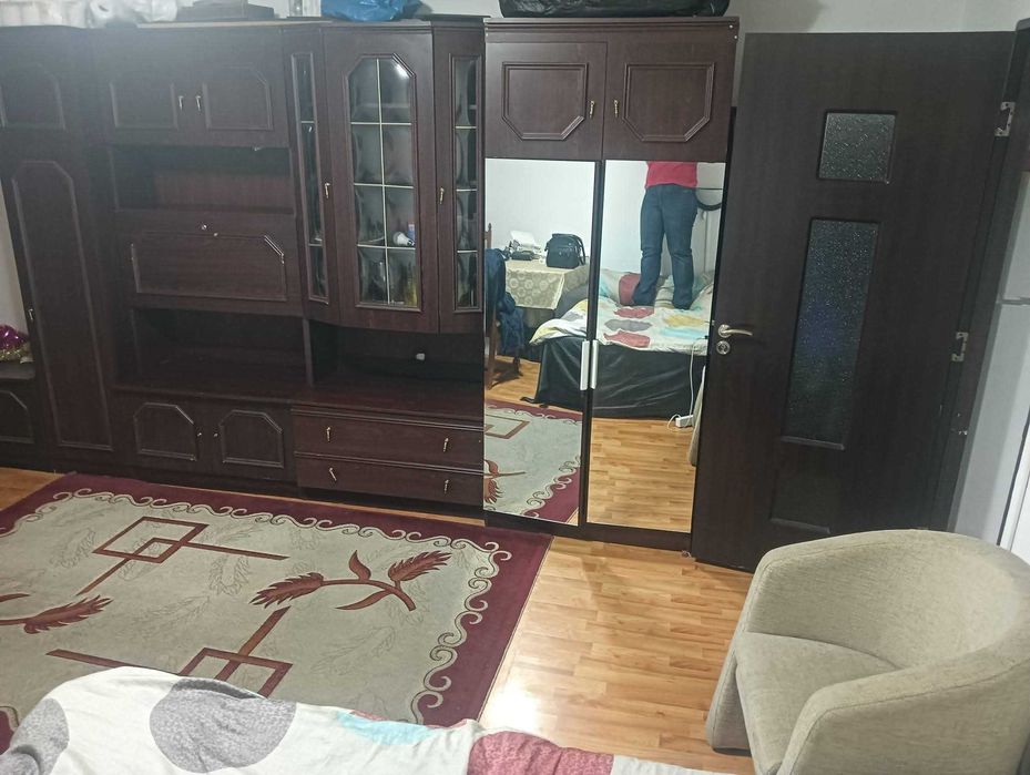 Vând garsonieră confort 1 de 28m² +2m² balcon pe dealul florilor zona standard la etajul 4 la 35000euro informații la Nr 0771495093