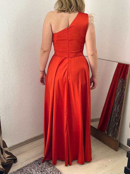 Rochie ocazie din tafta usor elastica.