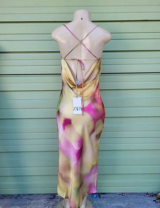 Сатенена Рокля на Zara