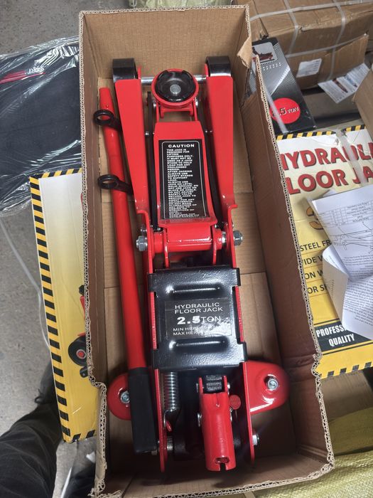 Домкрат . Домкрат