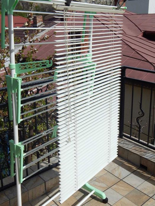 Jaluzea metalica alba dimensiuni 118 x 65 cm anii 1990 utilizata