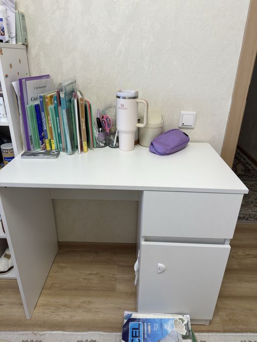Стол письменный белый