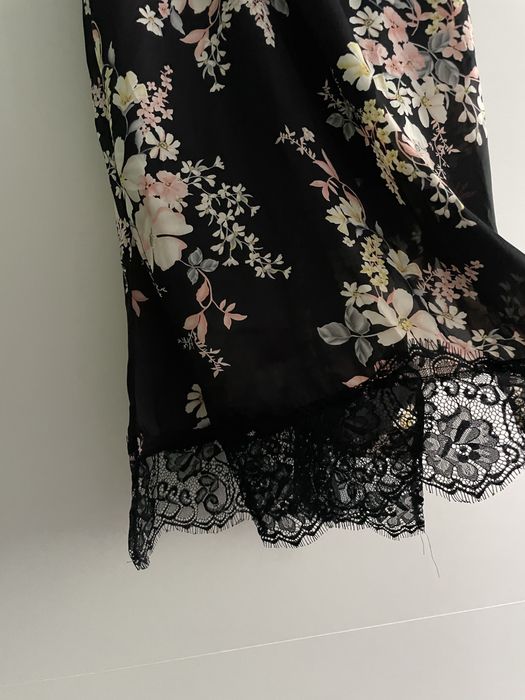 Секси сатенена рокля с дантела