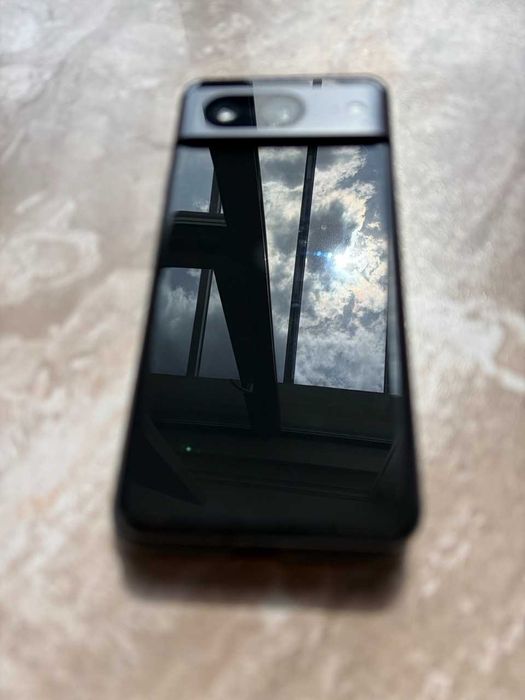 Google Pixel 8 с оригинален кейс за модела