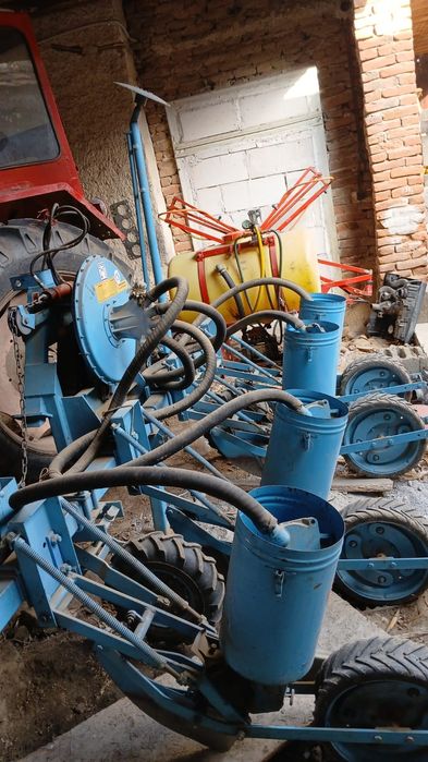 Vând semănătoare porumb, 4 randuri.