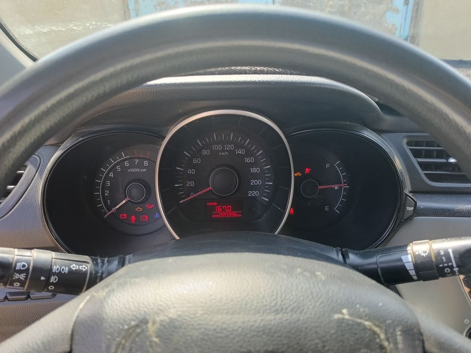 Продам автомобиль Kia Rio 2015