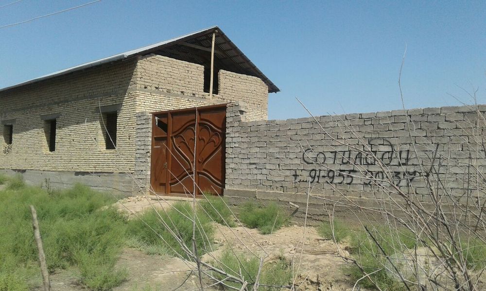 Umumiy maydoni 12 sotix uchastka sotiladi