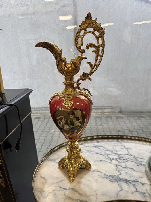 Carafă deosebită din porțelan și elemente bronz