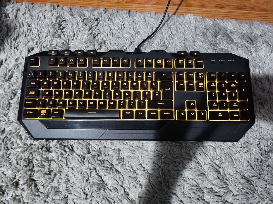 Vând tastatură cu multe culori