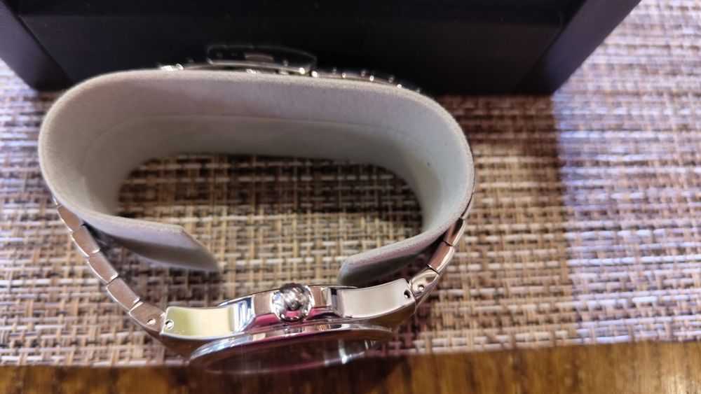 Продавам нов часовник Certina