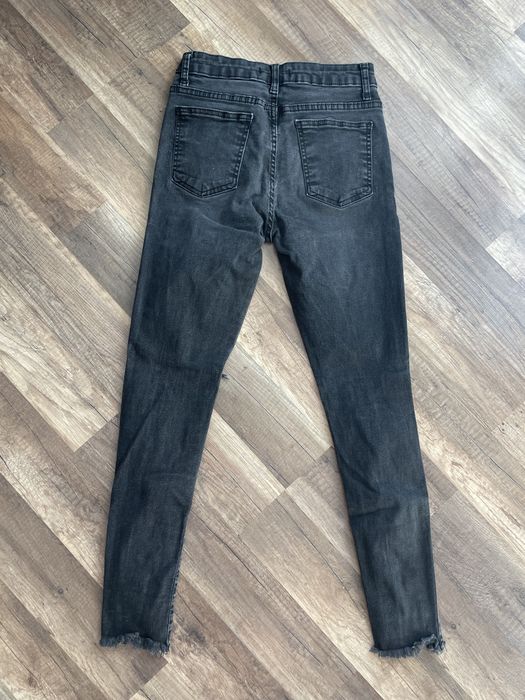 Накъсани дънки с ципове