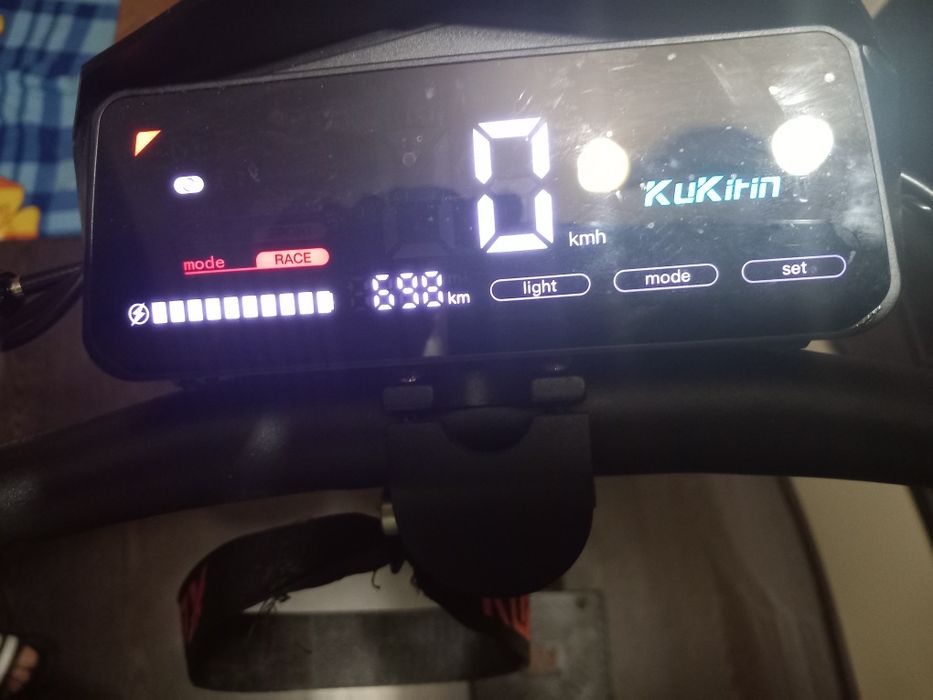 Trotinetă electrică și cască