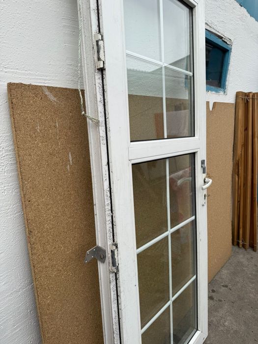 Пластиковая дверь