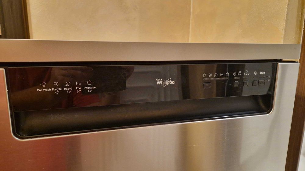 Стояща съдомиялна Wirpool