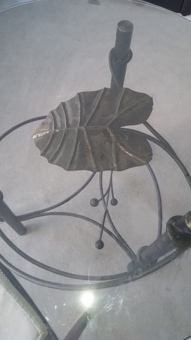 Продавам маса от ковано желязо с два стола