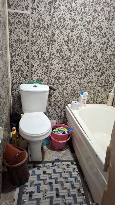 1-xonalik srochniy sotiladi Kogon shahar Kamarova ko'chasi 2-etaj
