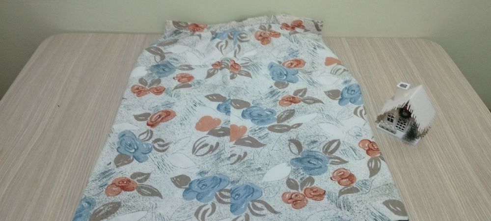 Женский костюм  нежного цвета с розочками