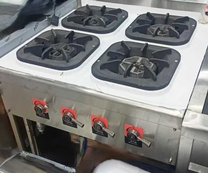 Плита газовая 4-х конфорочная профессиональная.