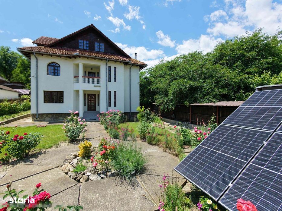 Conac modern cu deal propriu: 399 mp casă, 4828 mp teren