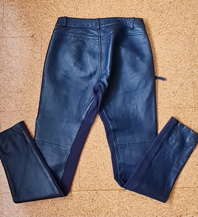 Панталон от естествена кожа в син цвят.