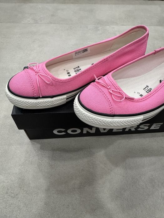 Нови обувки Converse